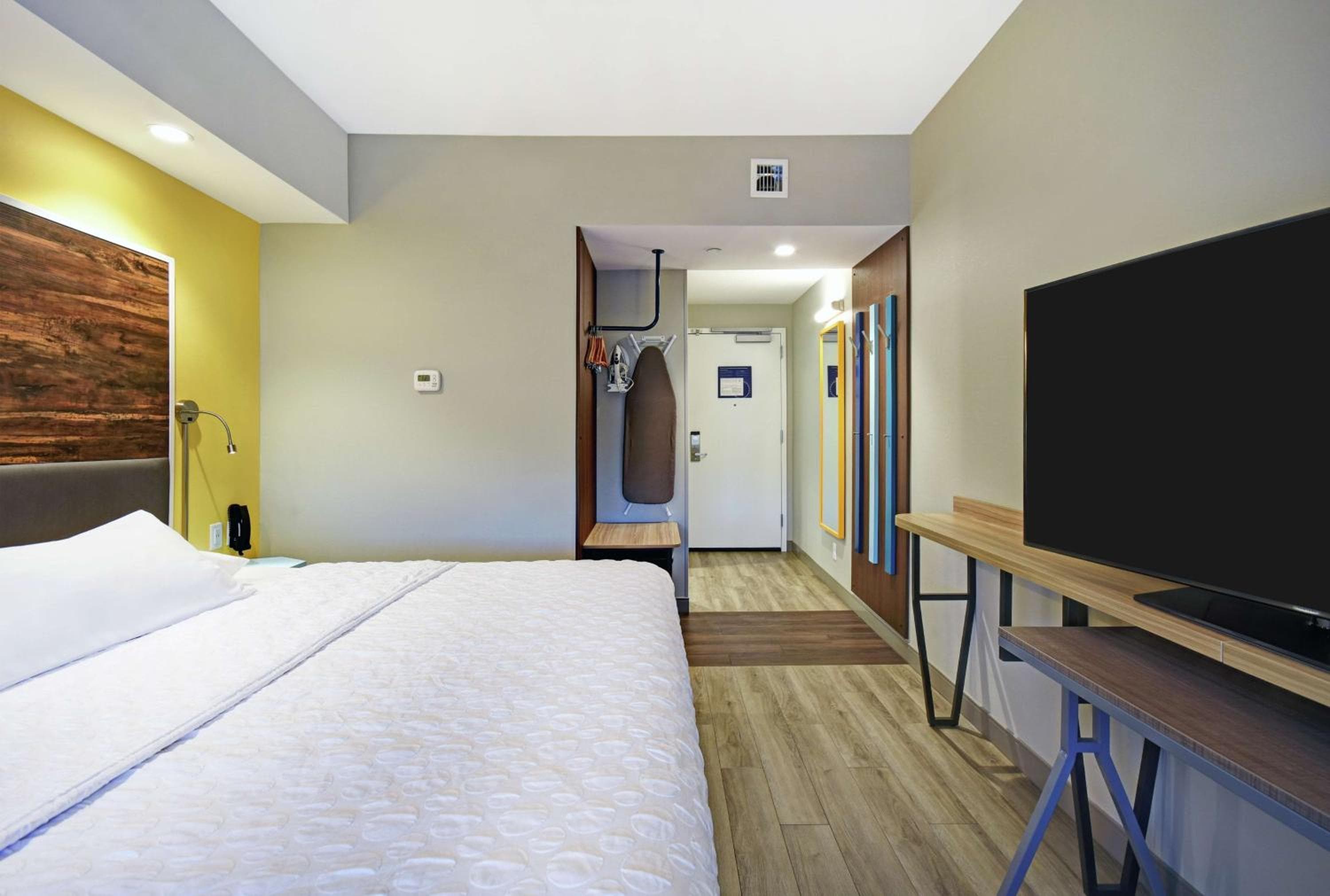 Tru by Hilton Portland Airport Area