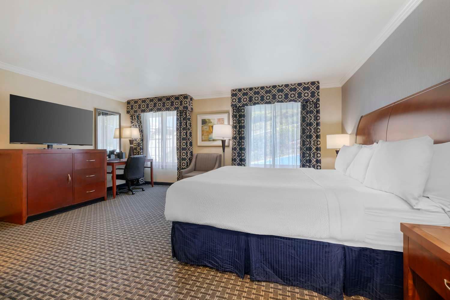 Best Western Plus Marina Shores Hotel