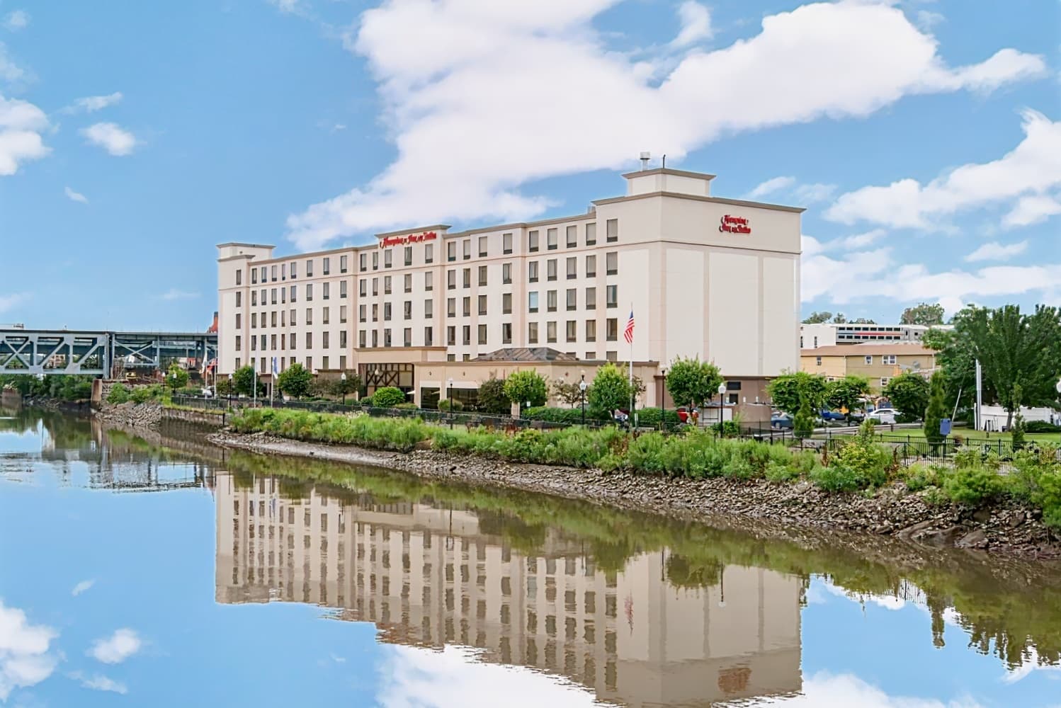 Hampton Inn & Suites Newark-Harrison