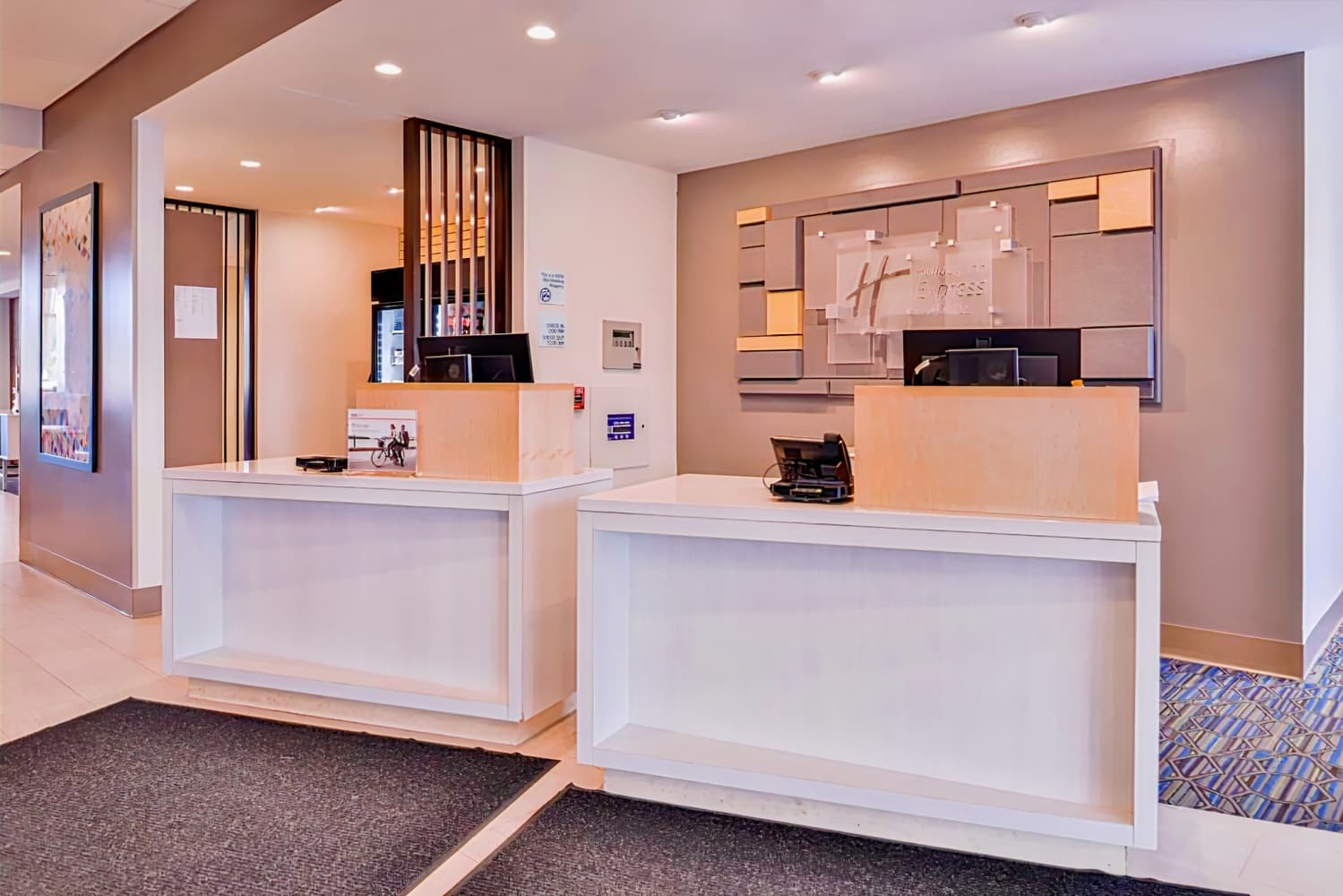 Holiday Inn Express & Suites Mall of America - MSP Airport