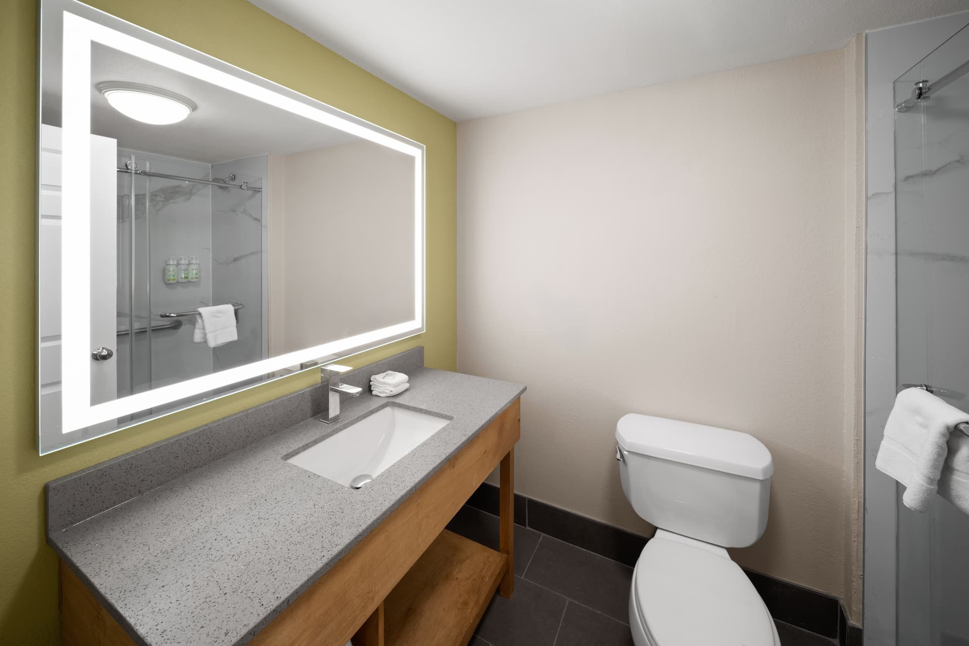 La Quinta Inn & Suites by Wyndham San Antonio Airport