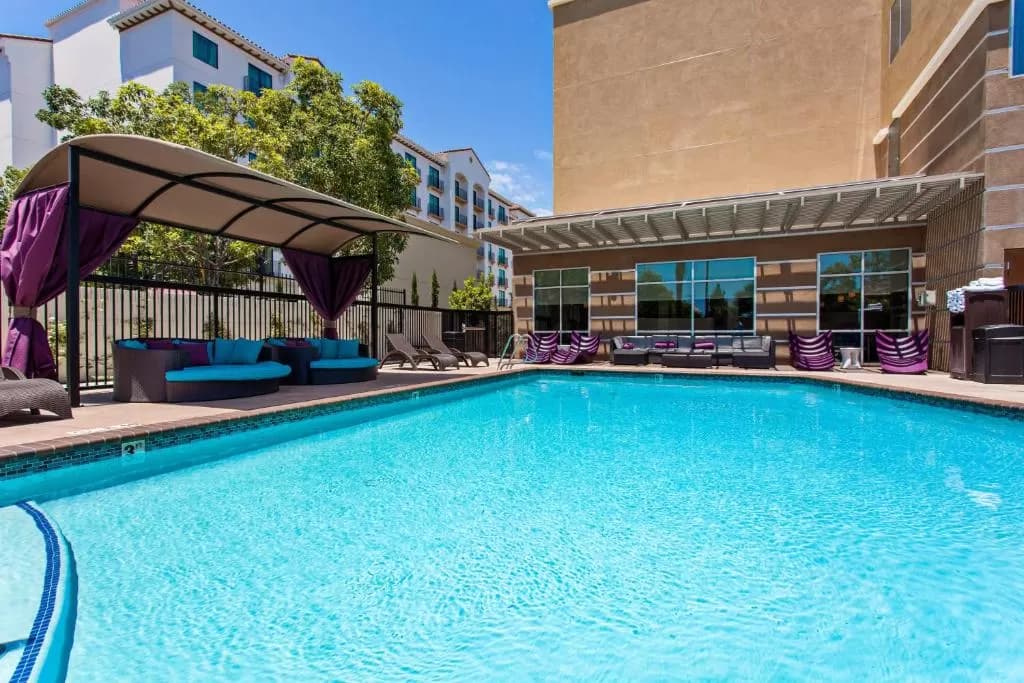 Holiday Inn Express & Suites Anaheim Resort Area
