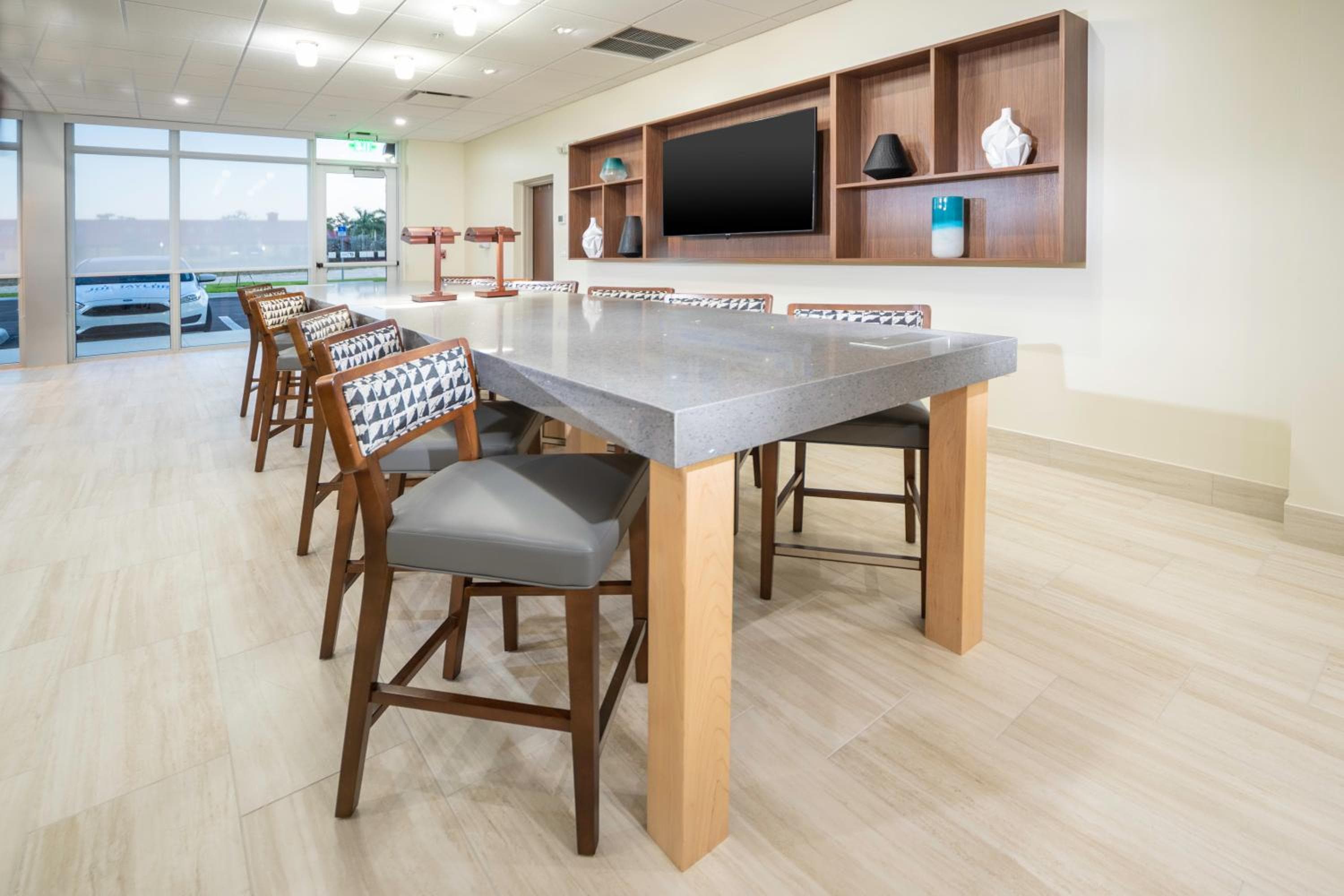 Holiday Inn Express & Suites - Fort Myers Airport