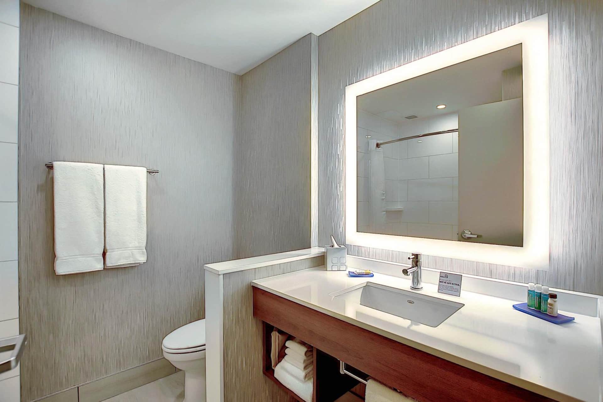 Holiday Inn Express & Suites Calgary Airport Trail NE