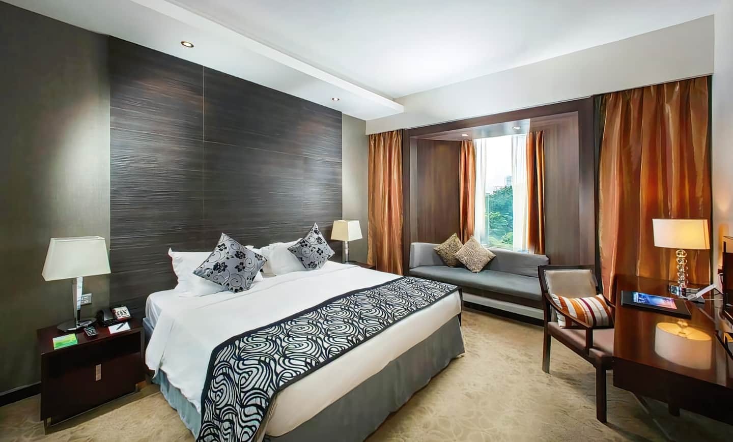 Peninsular Excelsior Hotel