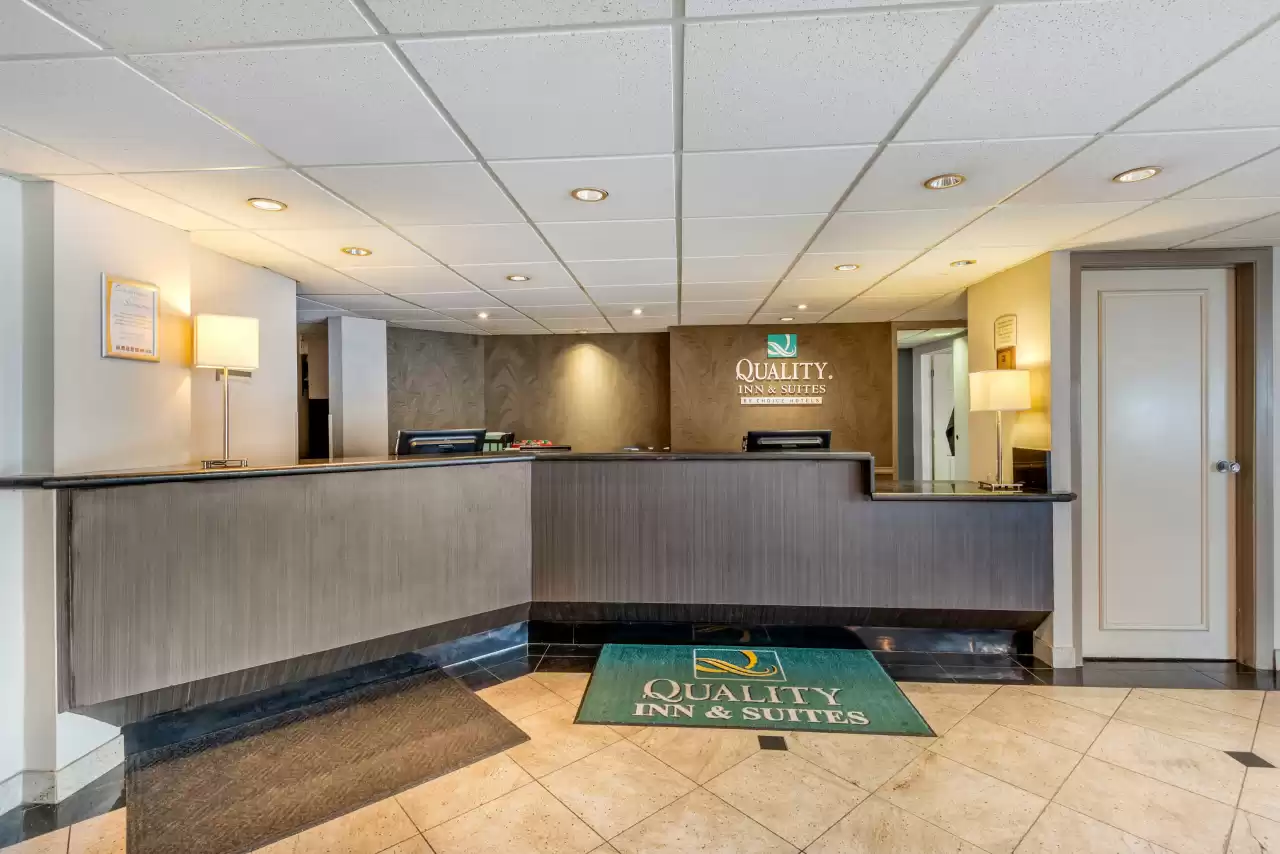 Quality Inn & Suites 5585 Ambler Drive Mississauga Ontario