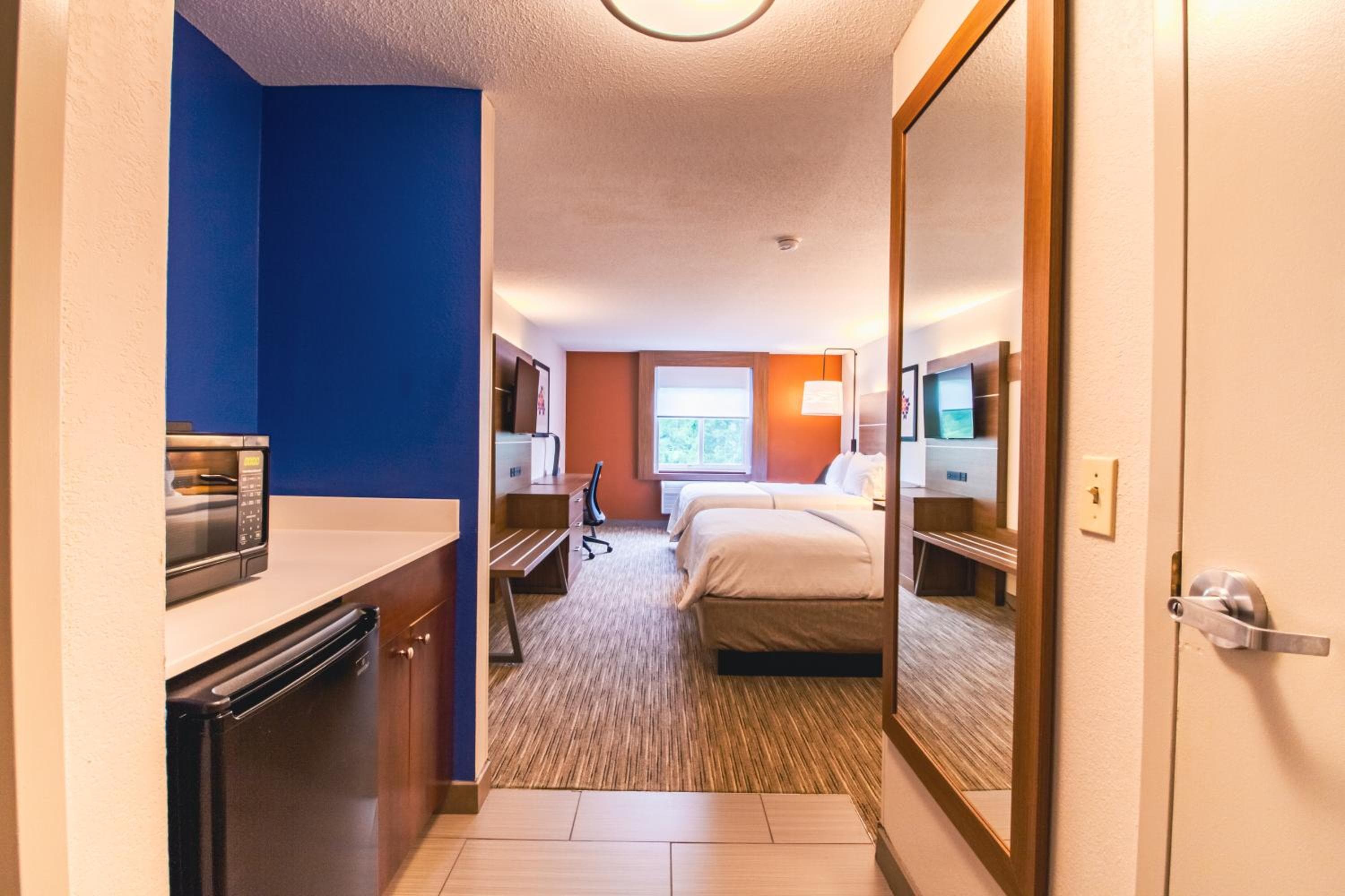Holiday Inn Express & Suites - Lincoln East - White Mountains, an IHG Hotel