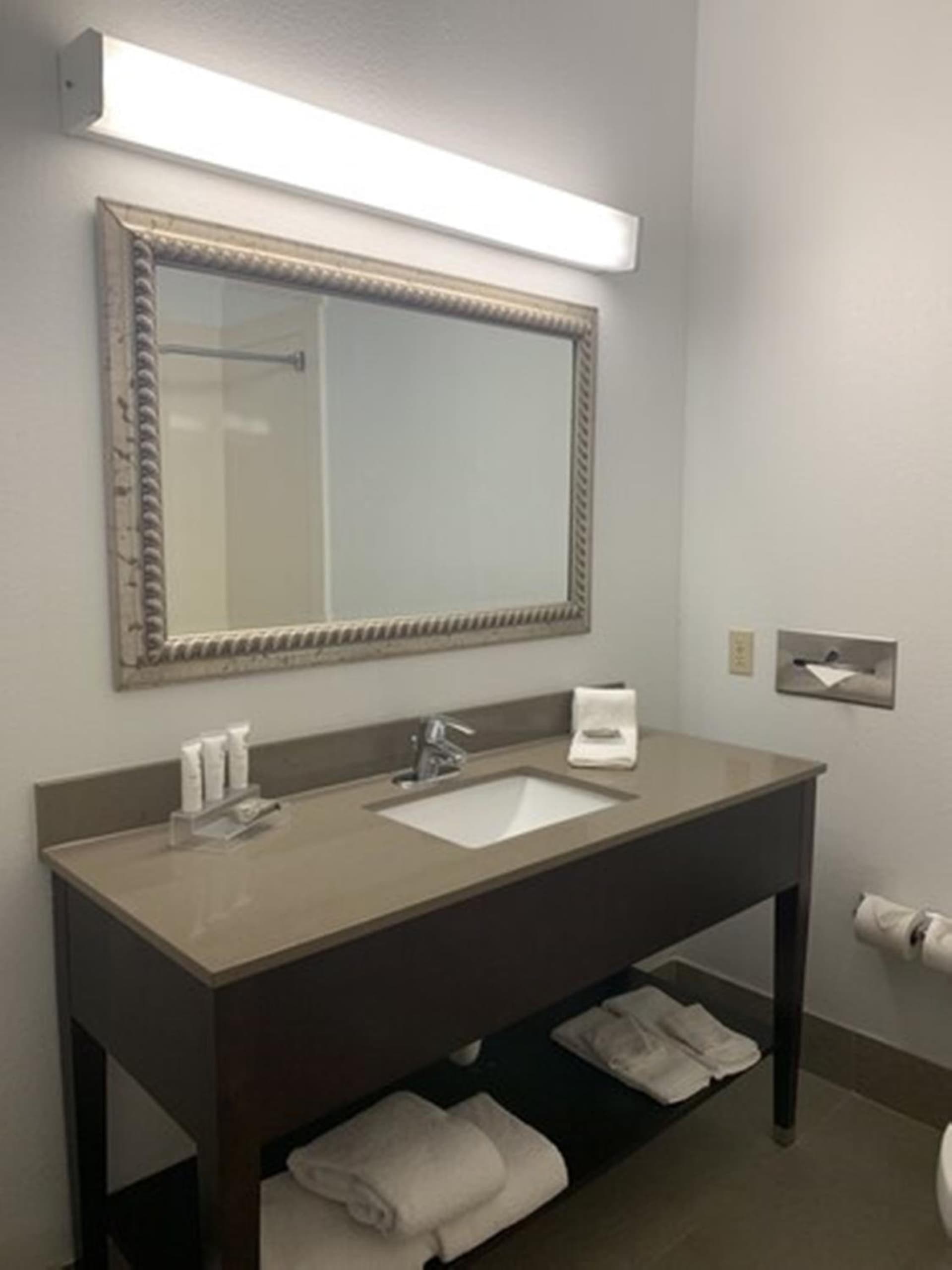 Sonesta Essential IAH Airport JFK Boulevard - Newly Renovated