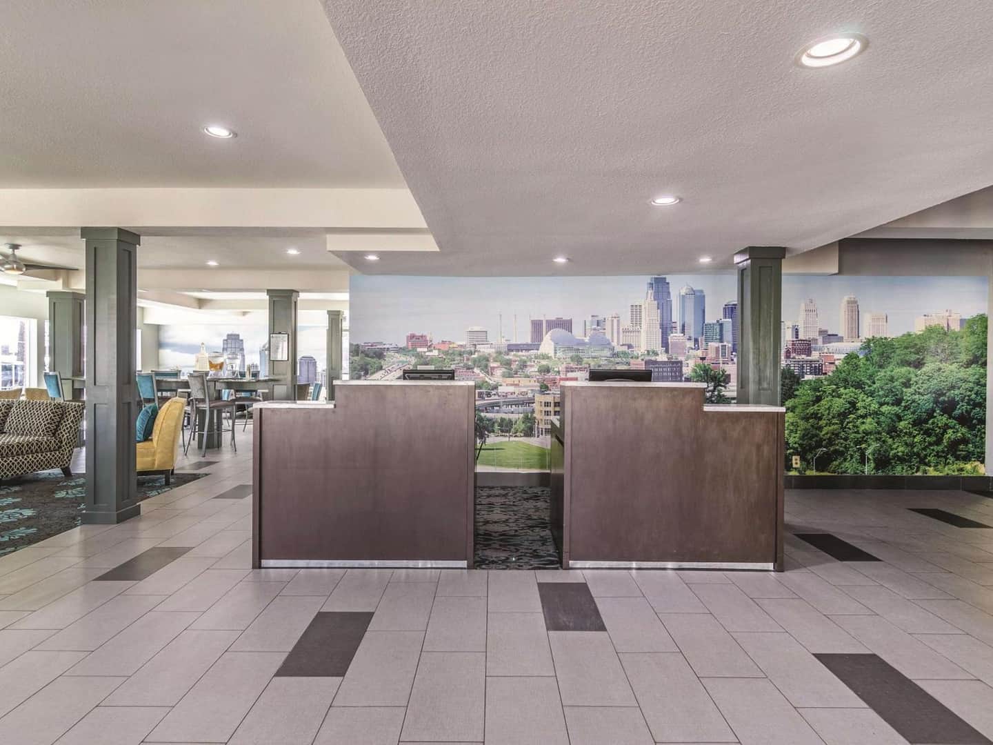 La Quinta Inn & Suites by Wyndham Kansas City Airport