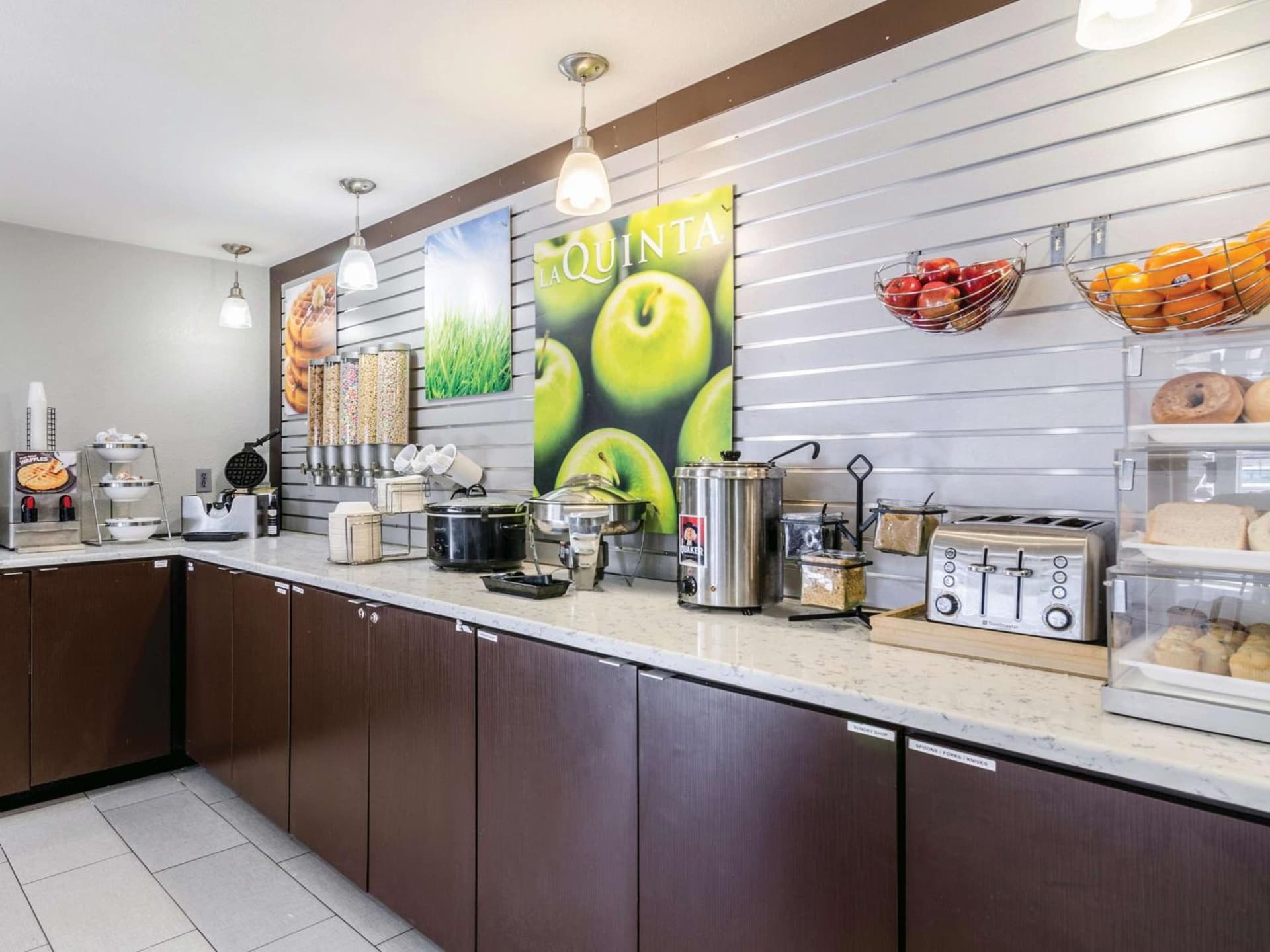 La Quinta Inn & Suites by Wyndham Kansas City Airport