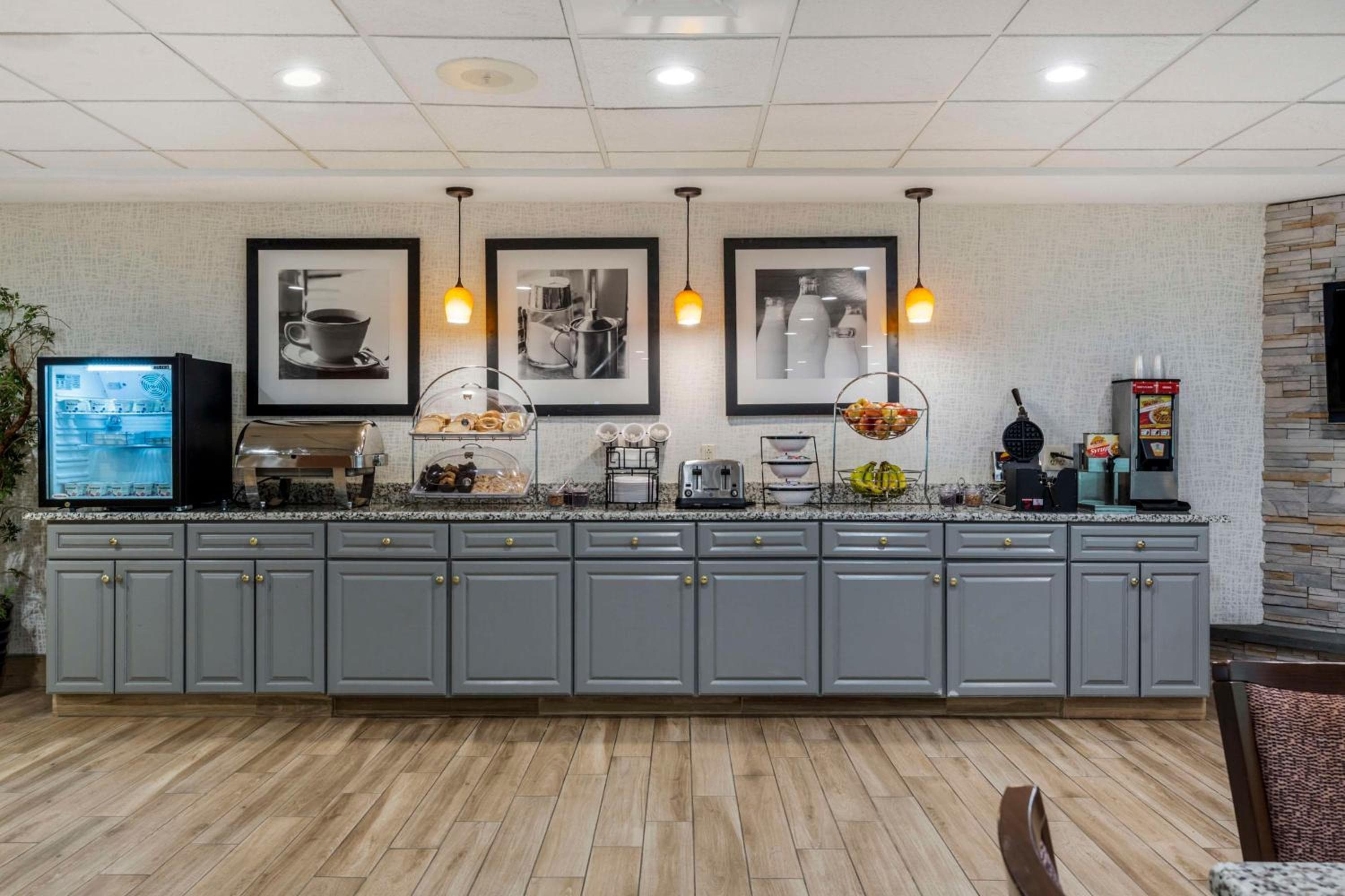 Best Western PLUS NEW ENGLAND INN & SUITES