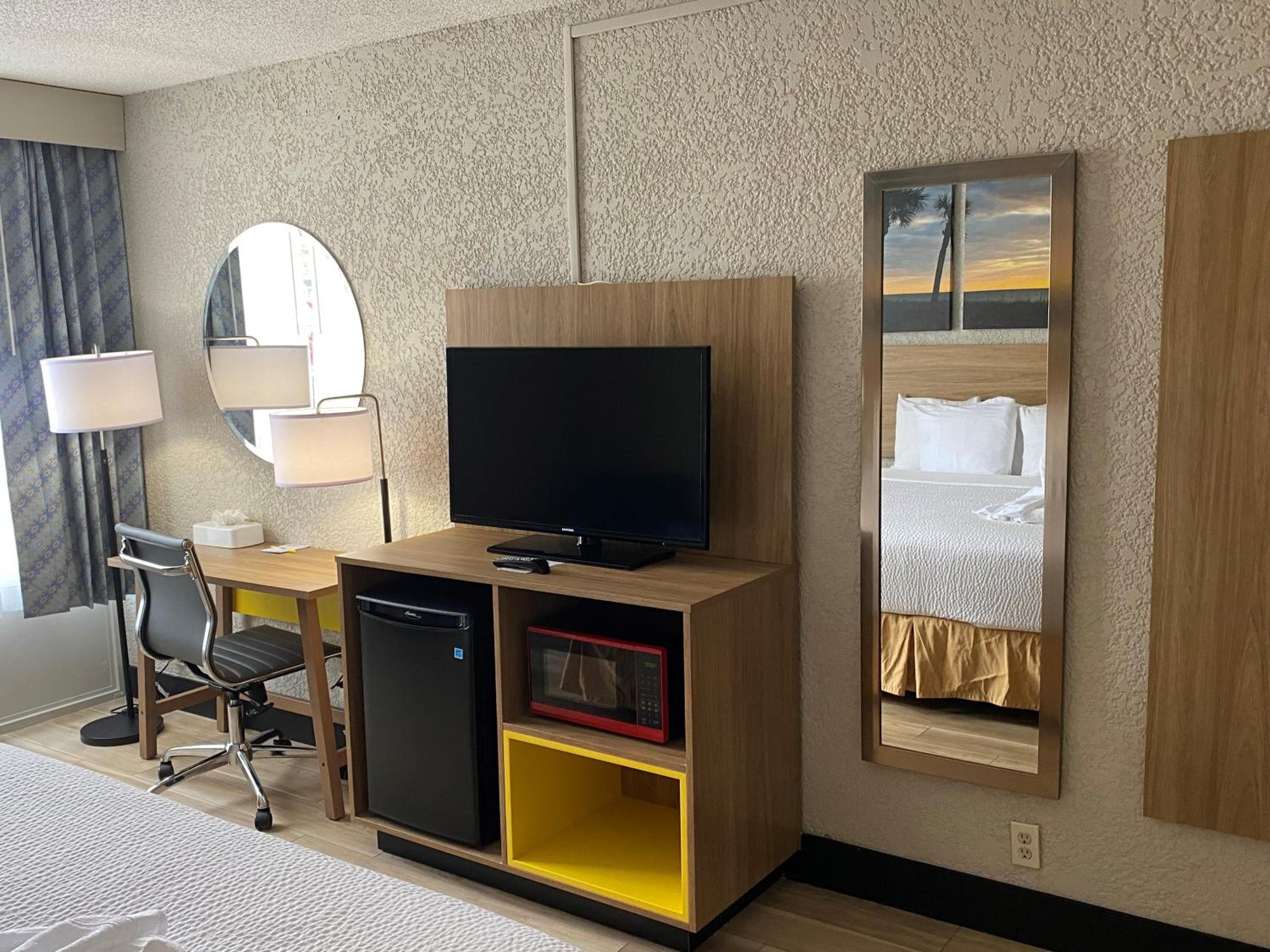 Days Inn & Suites by Wyndham Fort Pierce Midtown