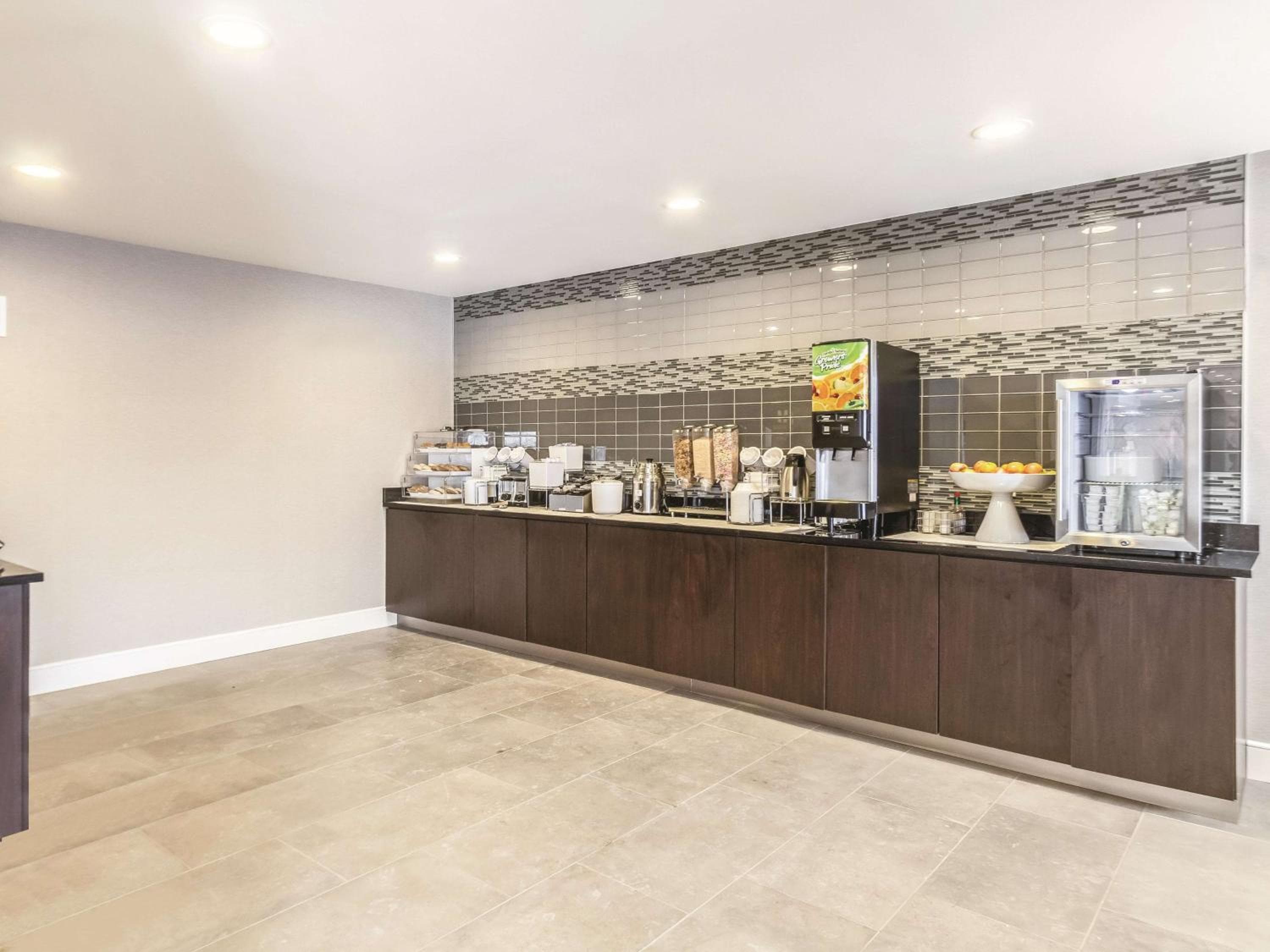 La Quinta Inn & Suites by Wyndham Cleveland - Airport North