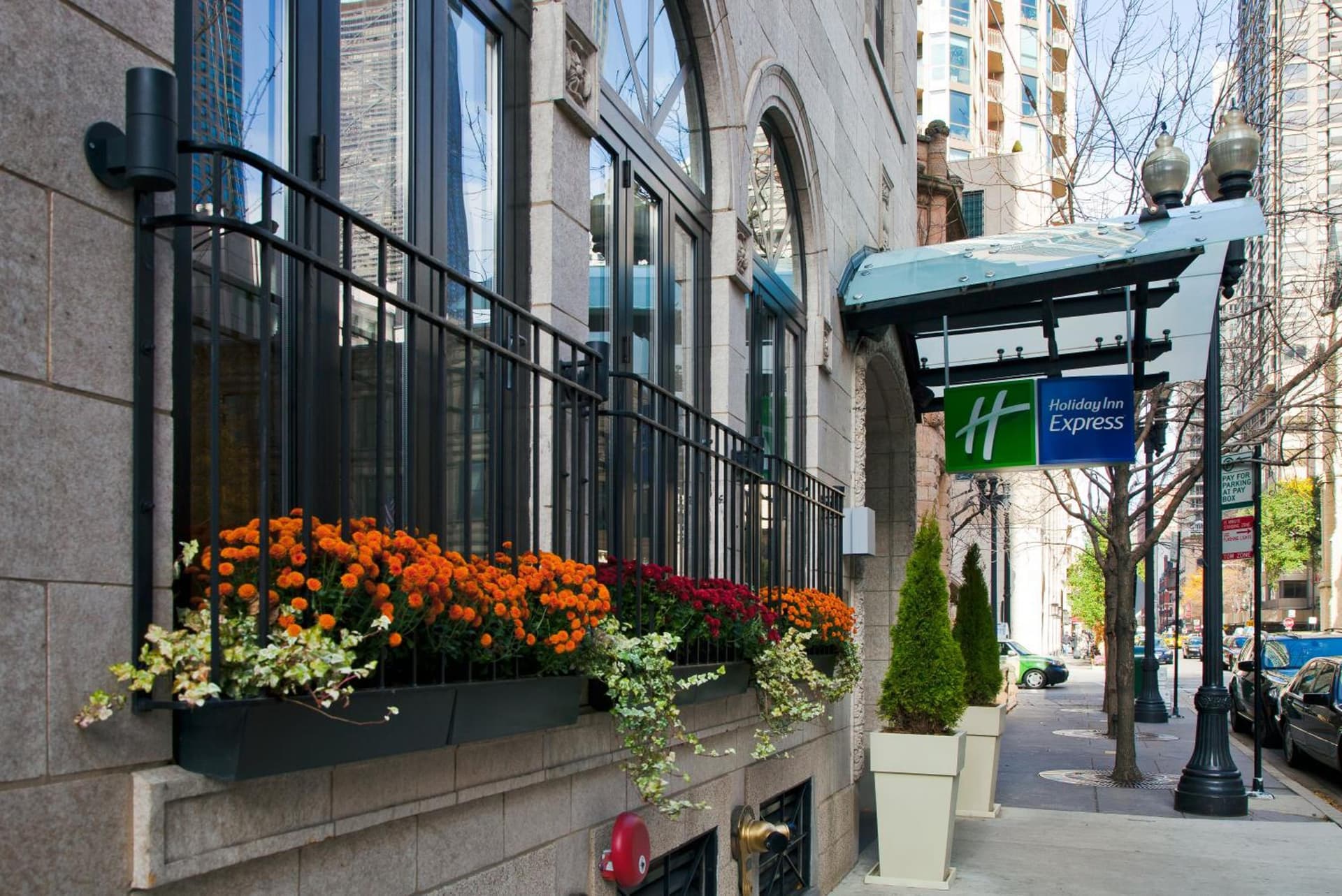 Hotel Cass, Holiday Inn Express (Chicago Magnificent Mile)