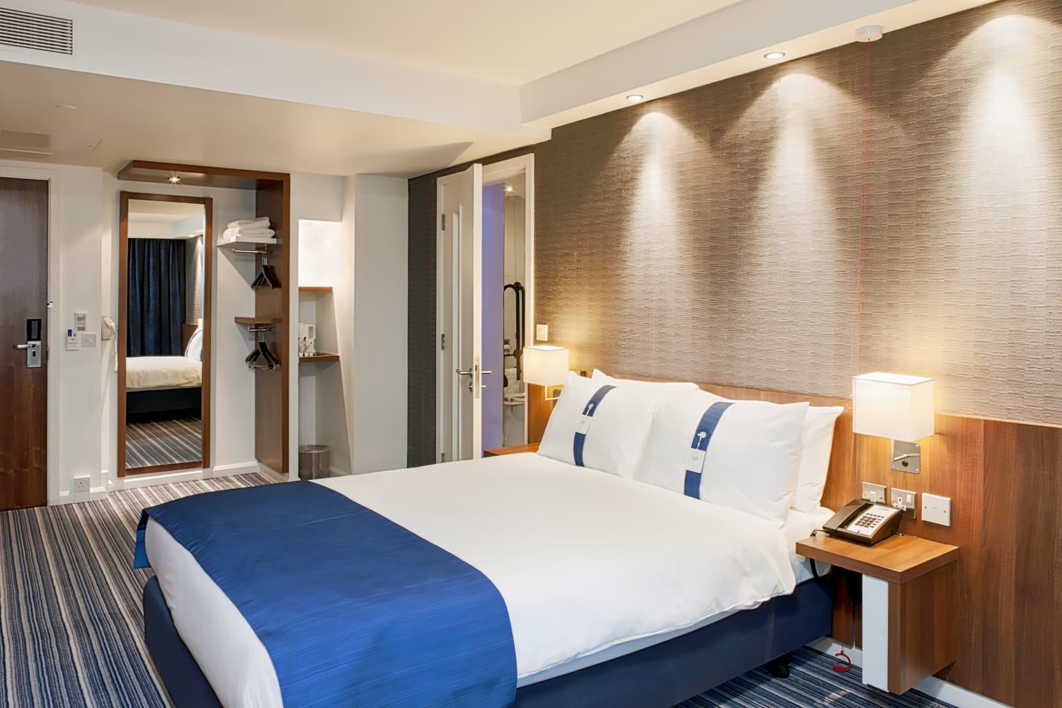 Holiday Inn Express London Heathrow T5, an IHG Hotel