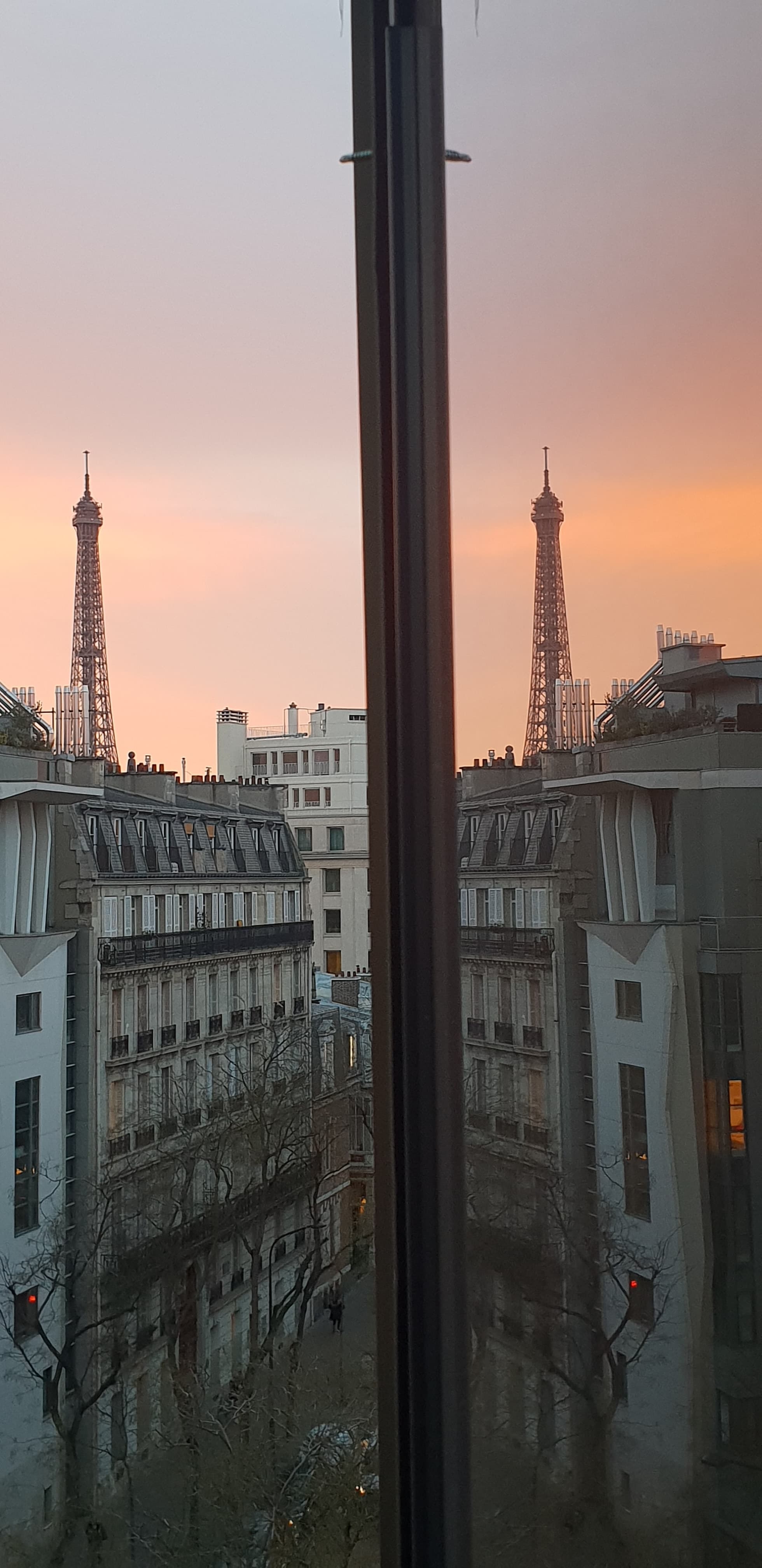 Renaissance Paris Nobel Tour Eiffel